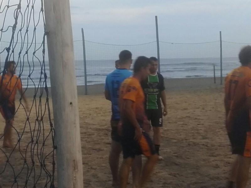 Vitória de líder e mais uma goleada nos jogos desta quarta-feira