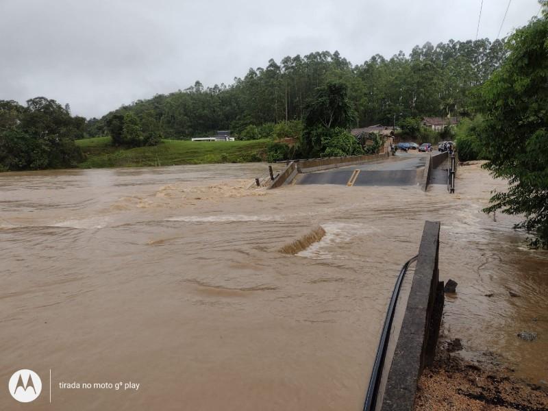 Nível do Rio Capivari sobe e leva cabeceira de ponte em São Martinho, no Sul de SC