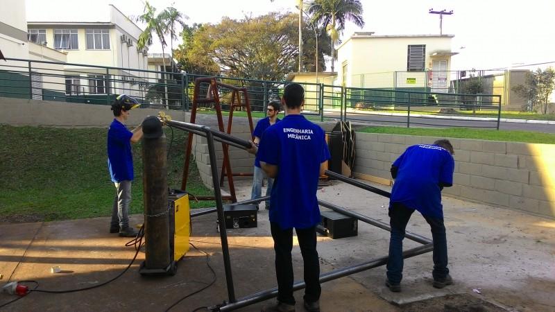 Acadêmicos de Engenharia Mecânica constroem traves para projeto social