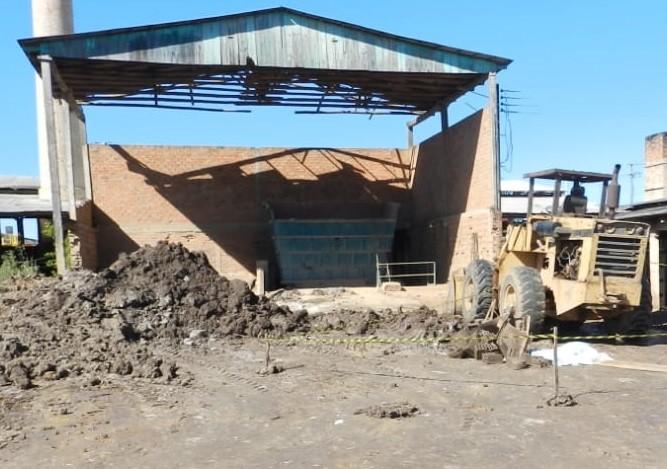Mulher morre atropelada por trator dentro de empresa