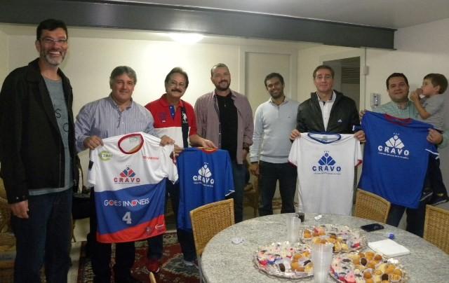 Cravo apresenta novos uniformes