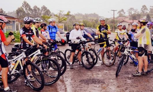 Ciclistas encaram 18 quilômetros até o topo da Serra do Rio do Rastro