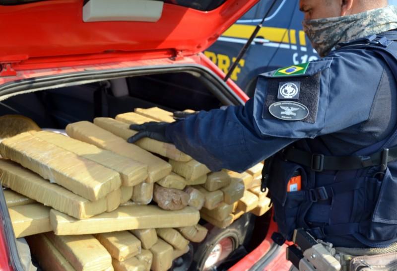 PRF apreende quase 50 kg de maconha na BR-101, em Imbituba