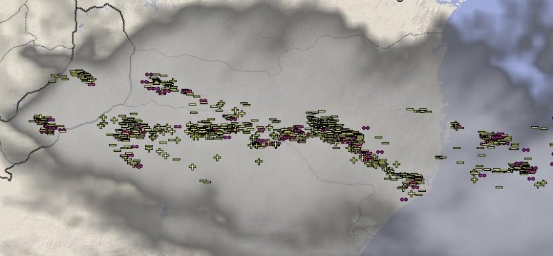 Intensa atividade de raios entre o Planalto e o Litoral Sul 