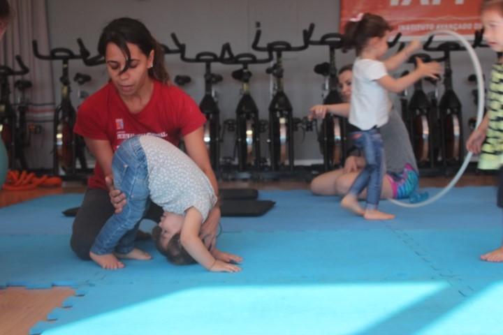Oficina de Circo proporciona interatividade entre pais e filhos