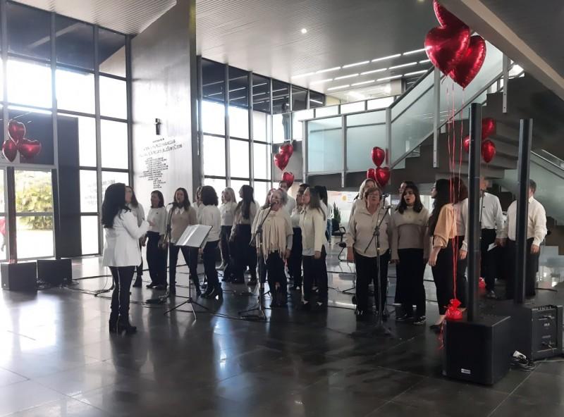 Prefeitura de Criciúma recebe apresentação do Coral Vozes do Paço
