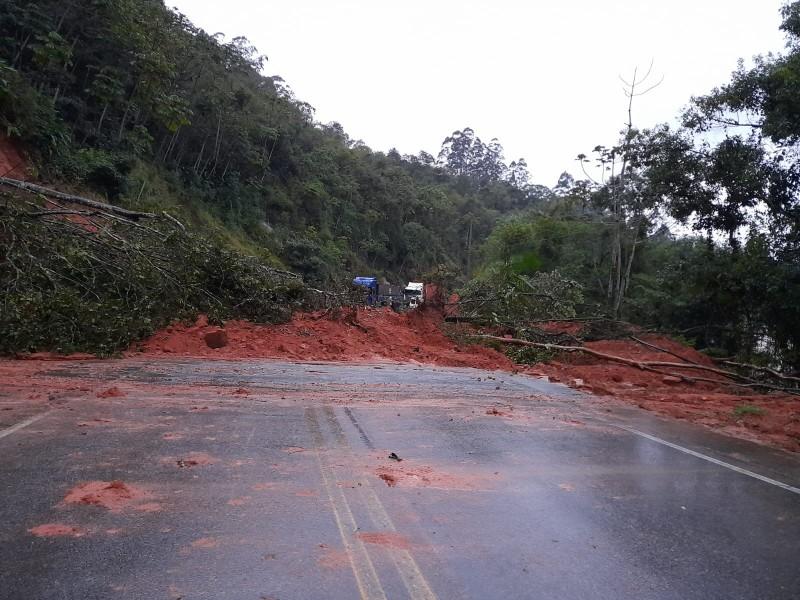 Queda de barreira interrompe trânsito na SC-390 em Orleans 