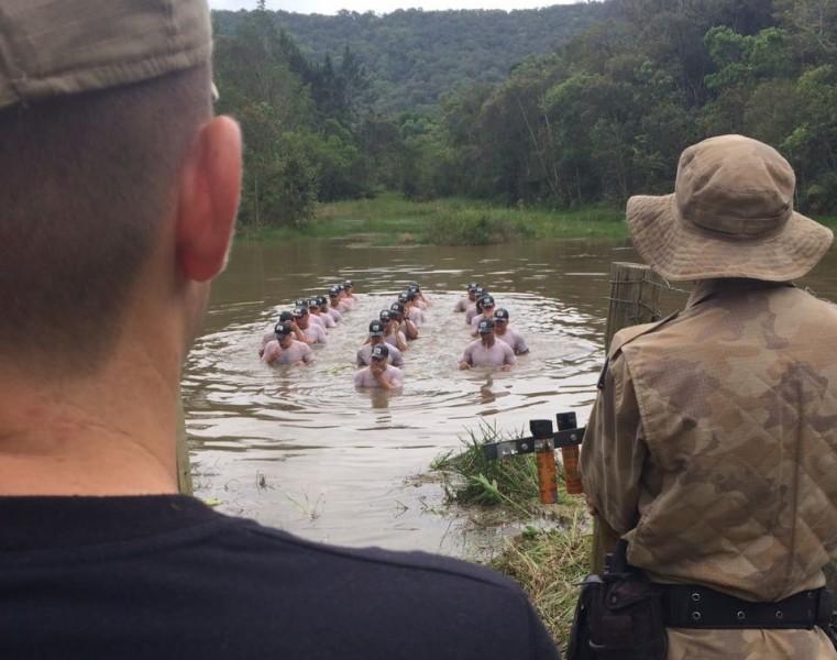 Treinamento duro para os novos policiais militares