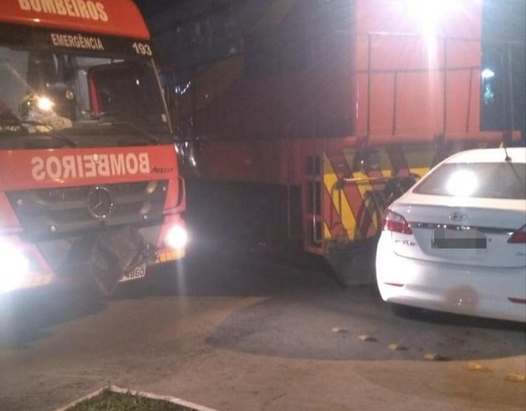 Colisão entre trem e carro deixa uma mulher ferida em Capivari de Baixo