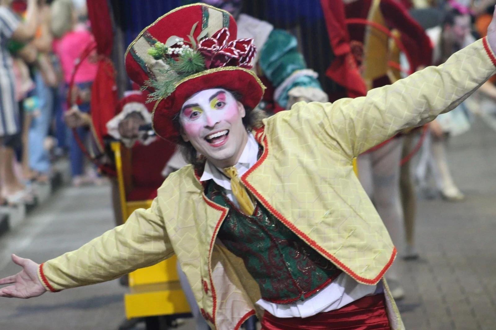 Desfile de Natal chega ao bairro Santa Luzia nesta terça-feira