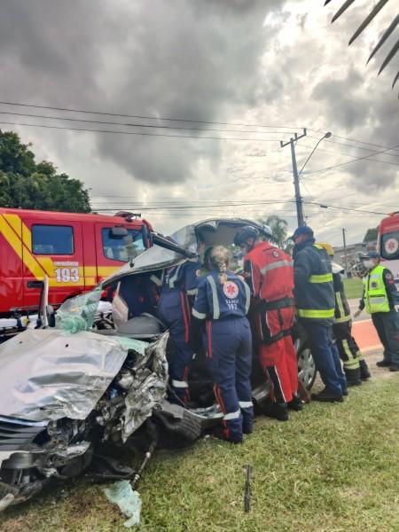Colisão entre carro e caminhão deixa mulher gravemente ferida em Criciúma