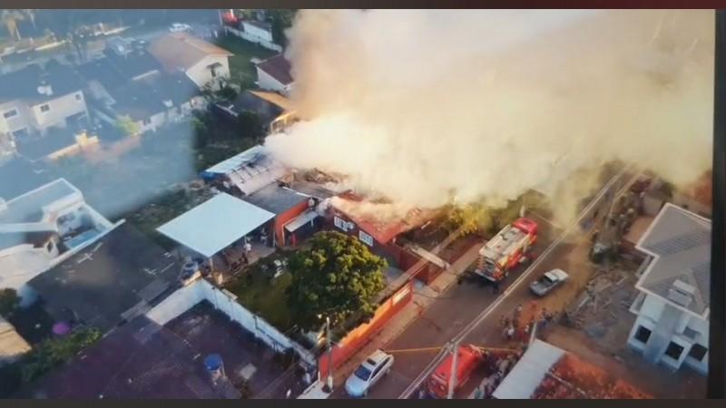 Casa é atingida por incêndio e mobiliza bombeiros em Sombrio 