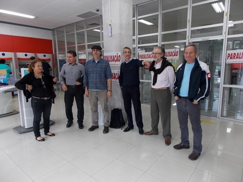 Bancários protestam contra demissões