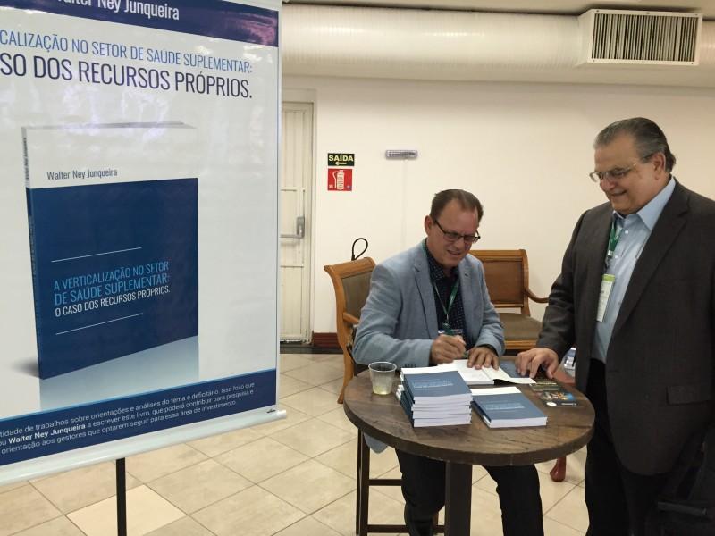Médico Walter Ney Junqueira lança livro em Congresso da Unimed