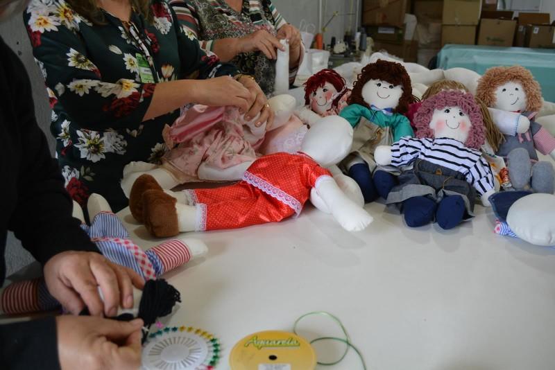 Retalhinhos do amor: mais de 400 bonecas confeccionadas para doação
