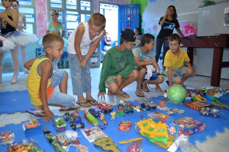 Estúdio de Dança realiza entrega de brinquedos para o Natal