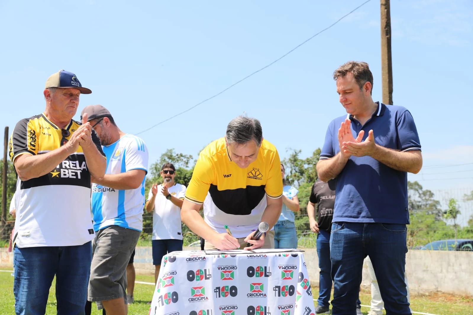 Governo de Criciúma assina ordem de serviço para reforma do campo do bairro Argentina