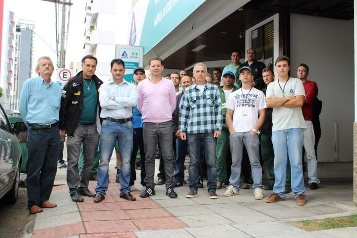 Funcionários da Casan cruzam os braços por duas horas