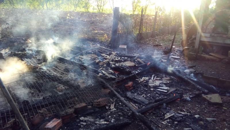 Depósito de madeiras é destruído por incêndio em Praia Grande 