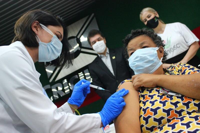 Em Criciúma, primeira vacina aplicada contra a Covid-19 completa um ano
