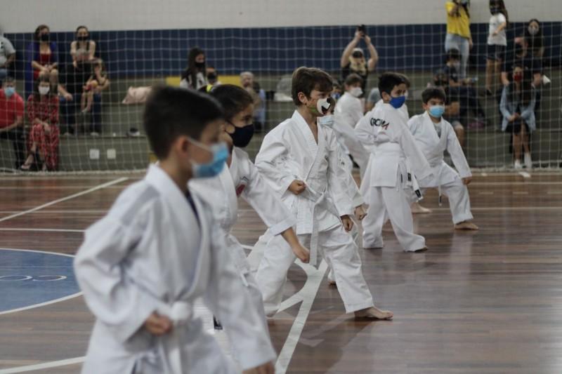 Atletas de karatê de Criciúma passam por exame para troca de faixa