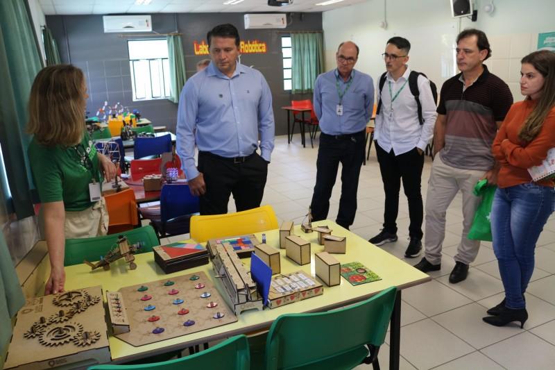 Equipe do Ministério de Ciência e Tecnologia conhece projetos da UniSatc 