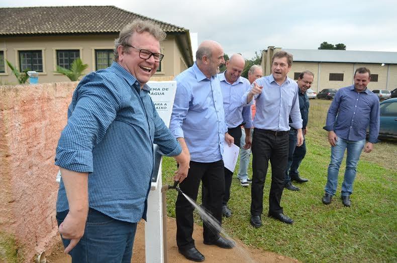 Siderópolis inaugura obra rede tratada na comunidade do Rio Jordão