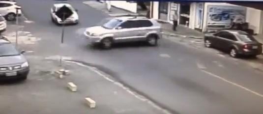 VÍDEO: Câmera flagra colisão de carro desgovernado em marcha à ré