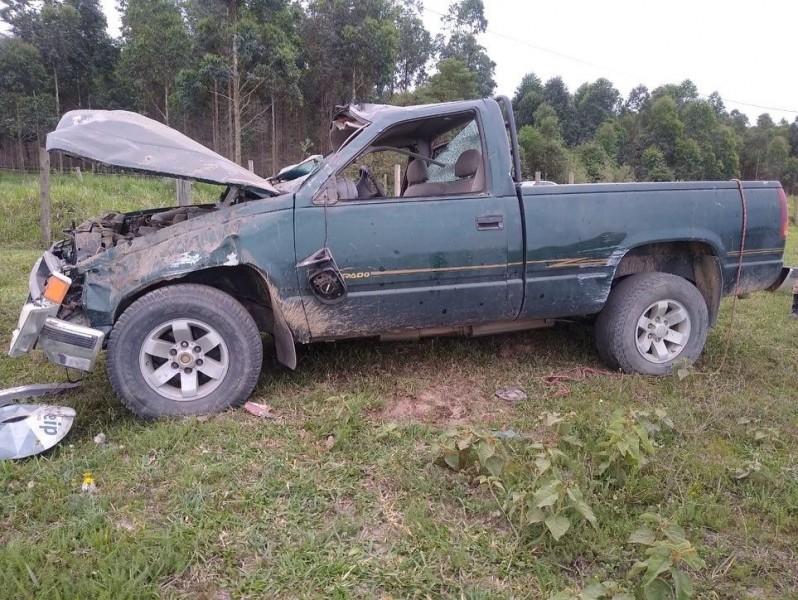 Motorista é lançado para fora do veículo após colisão e morre em Jaguaruna