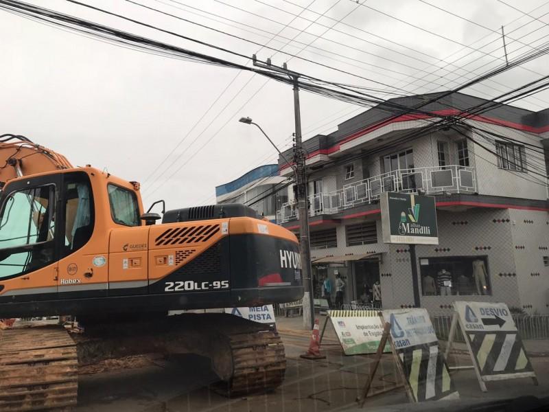 Obras da Casan alteram trânsito da rua Desembargador Pedro Silva, no bairro Comerciário