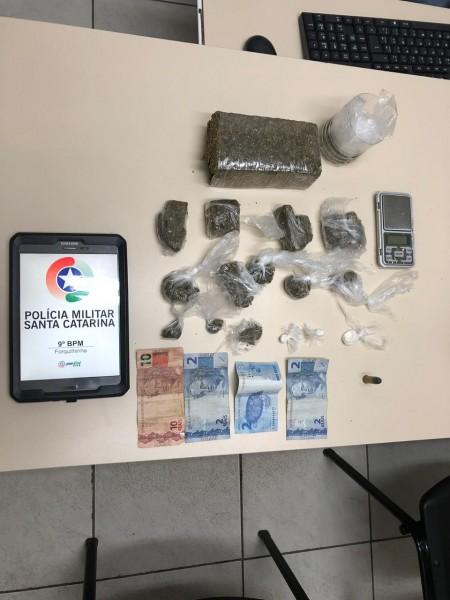 Dois são presos e um adolescente apreendido por tráfico de drogas