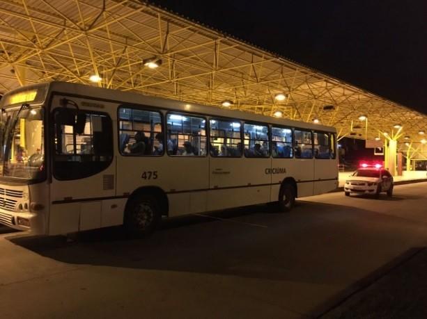 Sob escolta, três linhas fazem o transporte noturno