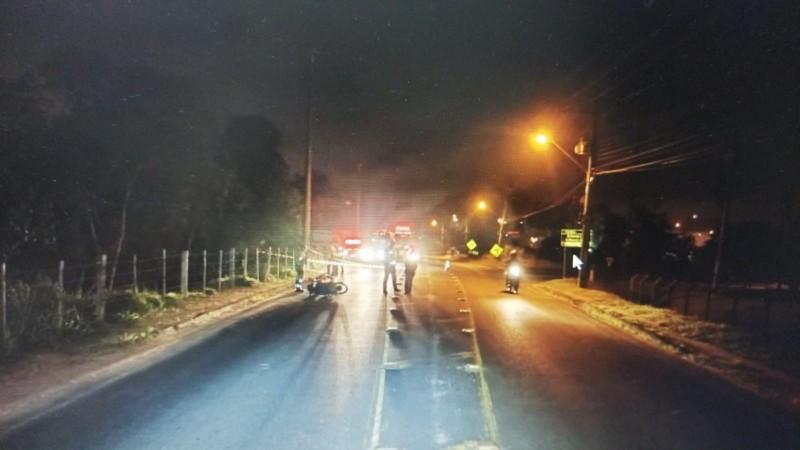 Motociclista morre após colisão contra poste na SC-435 em Armazém 