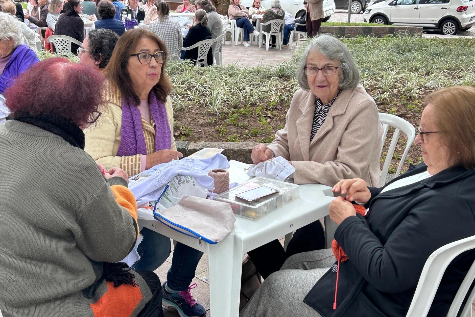 Talento e união marcam evento de artesanato com mais de 260 mulheres em Urussanga