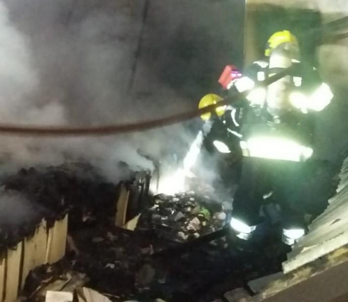 No município de Gravatal, casa de madeira é destruída por incêndio