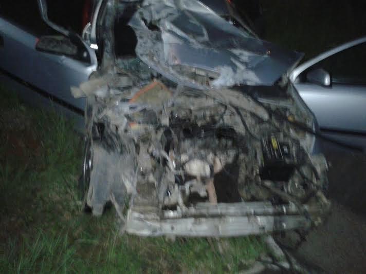 Colisão traseira deixa duas pessoas em estado grave na BR-101