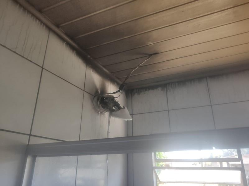Populares combatem incêndio em residência com mangueiras de jardim 