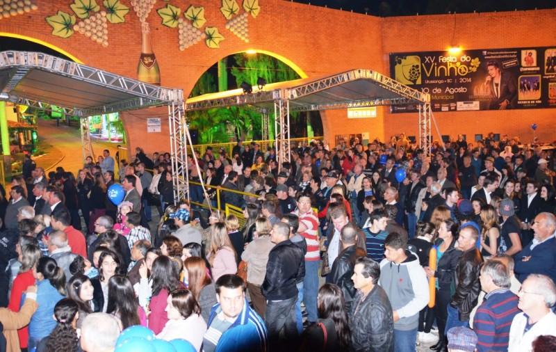 Com recorde de público, está aberta a 15ª Festa do Vinho 