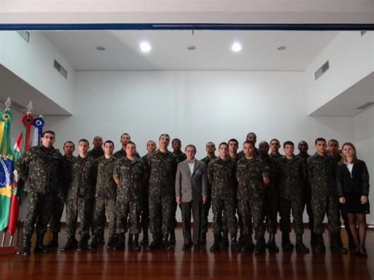 Jovens que prestam serviço militar formam-se em cursos profissionalizantes