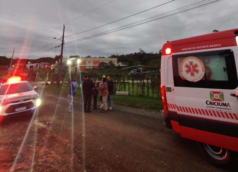 Homem é hospitalizado em estado grave após cair de moto em Criciúma