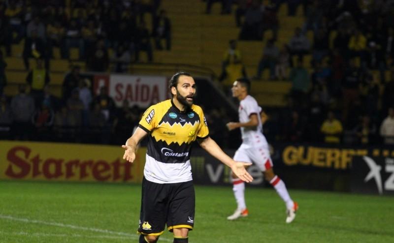 Zagueiro Sandro e atacante Léo Gamalho devem deixar o Criciúma 