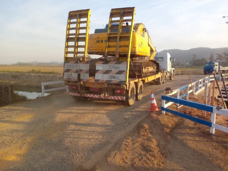 Prefeitura de Tubarão flagra veículos transitando acima do peso permitido em ponte provisória