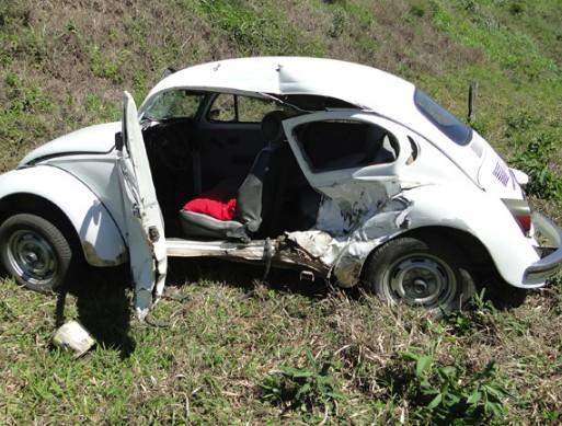 Condutora de Fusca é arremessada para fora do veículo após colisão