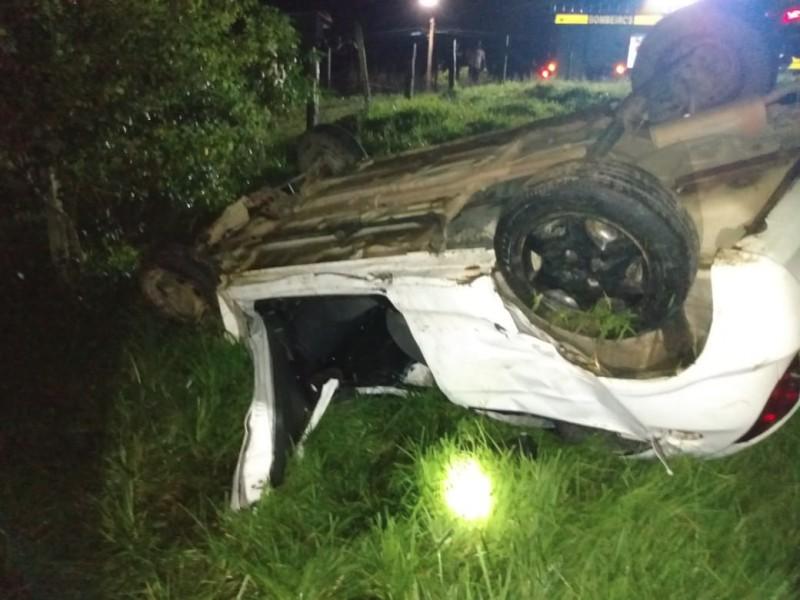 Capotamento deixa motorista e passageiro feridos em Tubarão