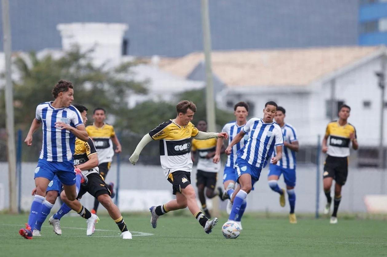 Base carvoeira tem fim de semana de disputas em campeonatos estaduais