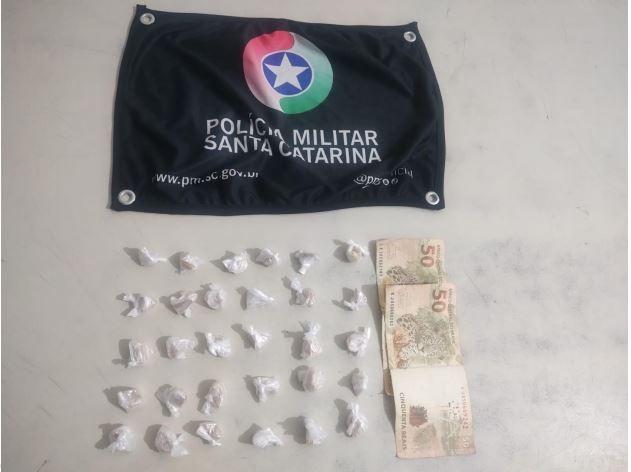 PM apreende 30 pedras de crack com adolescente de 15 anos em Araranguá 