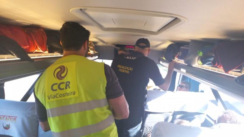 CCR ViaCosteira e PRF promovem ação de conscientização sobre uso do cinto de segurança em ônibus