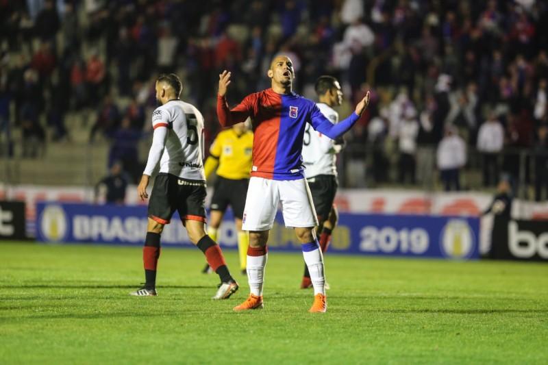 Jogadores do Paraná ameaçam não concentrar antes do duelo com o Criciúma