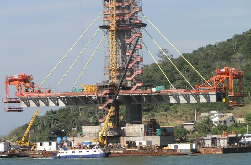 Cabos começam a dar formato do trecho estaiado na Ponte de Laguna