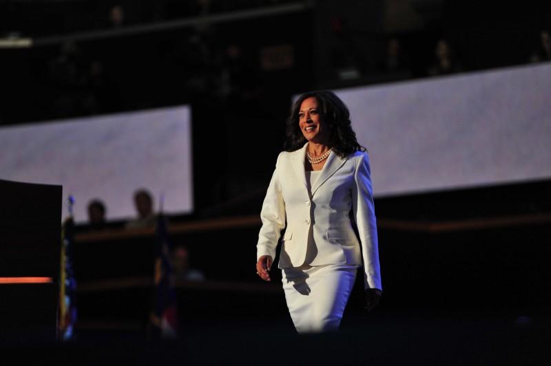 Kamala Harris aceita nomeação para concorrer a vice dos Democratas